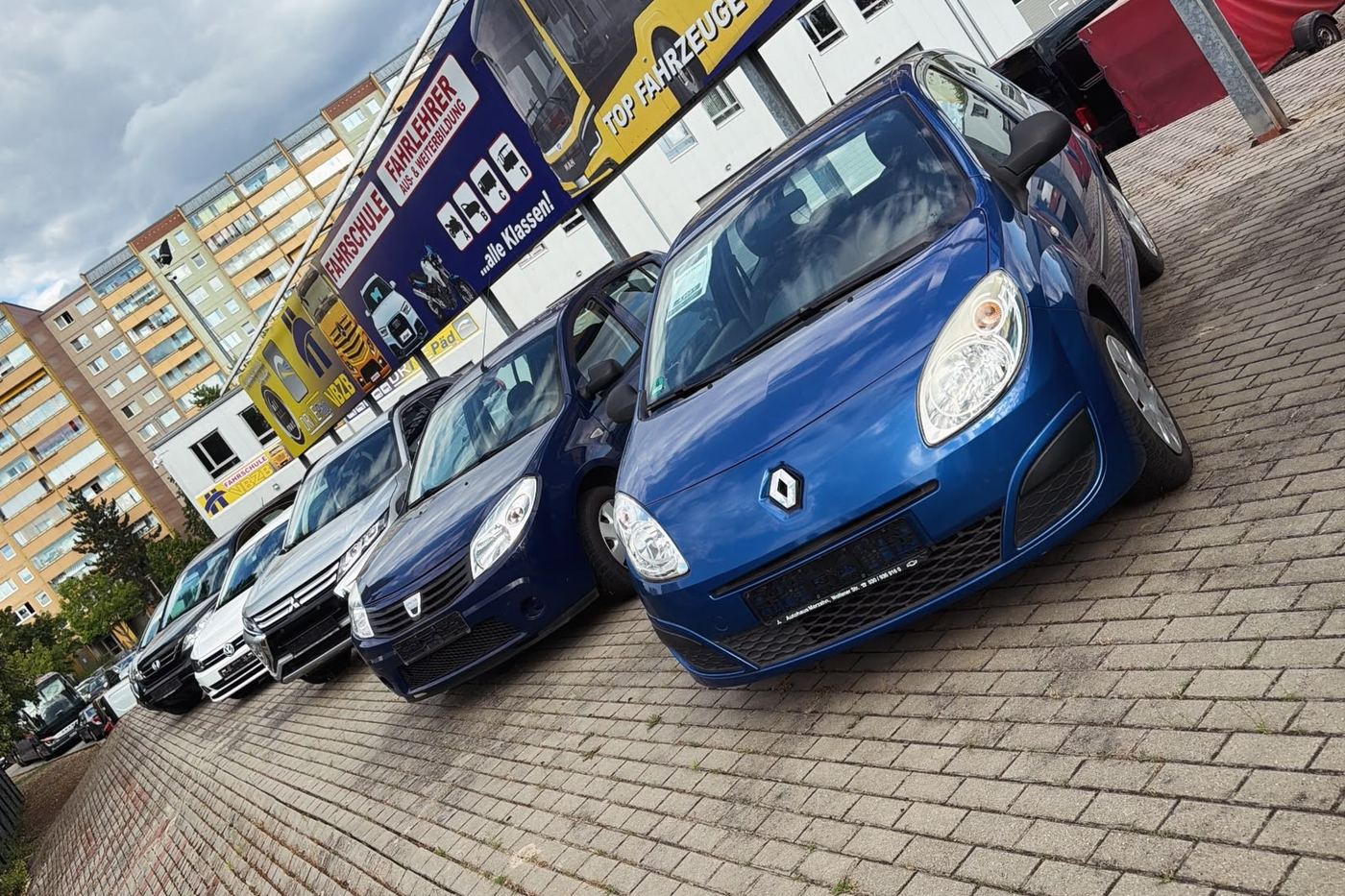 Fahrzeugbestand von Braun Automobile auf dem Firmengelände in Berlin-Marzahn